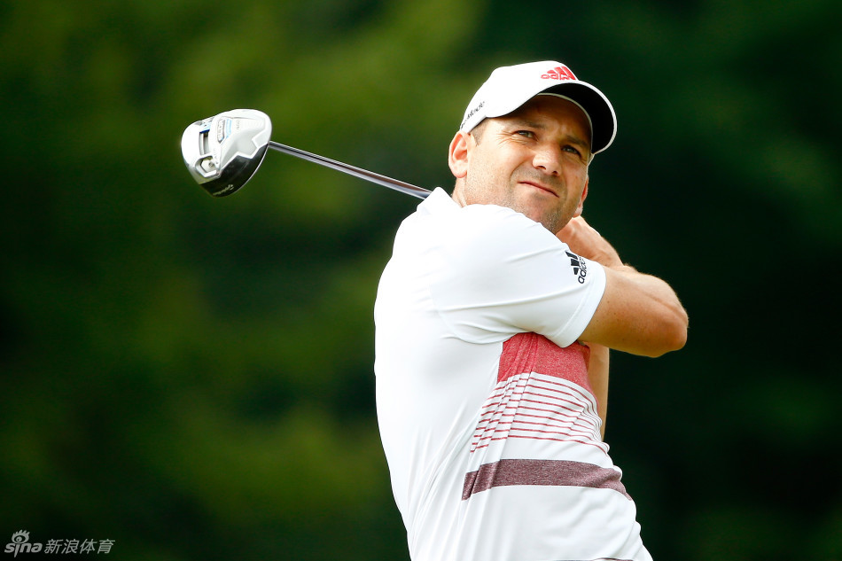 加西亚凝神静气，全神贯注于挥杆开球的一瞬间，身体线条充满力量。