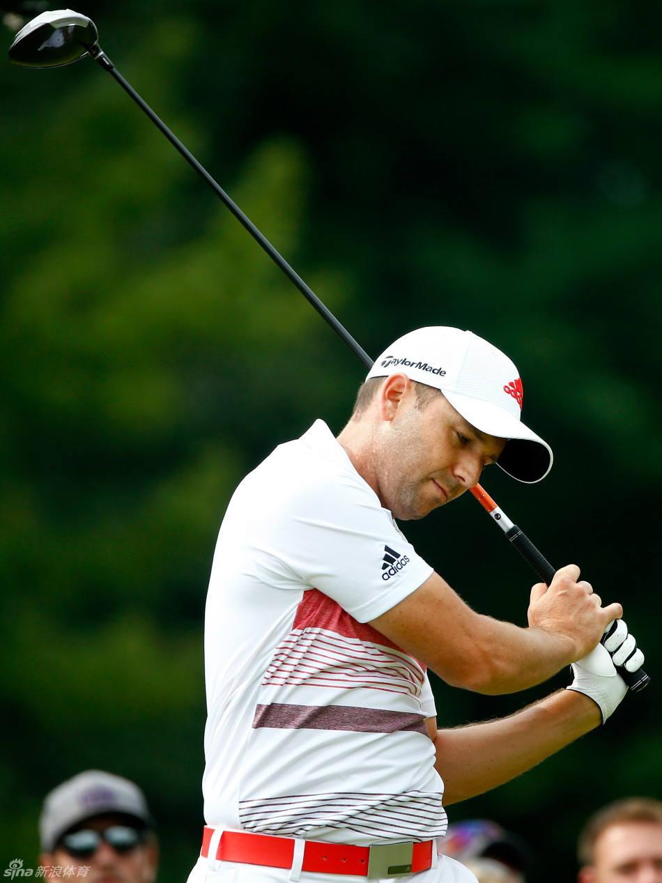 看着球的飞行轨迹，加西亚脸上露出明显的失望神情，显然这一杆并未达到他的预期。