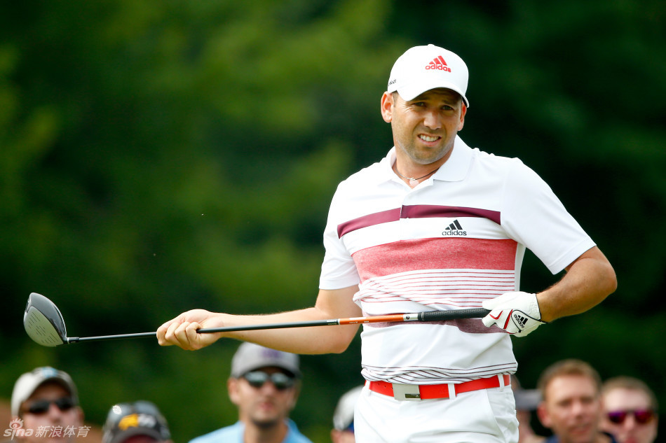 在一记漂亮的击球后，加西亚紧握拳头，面向天空激情庆祝，释放着内心的压力与喜悦。