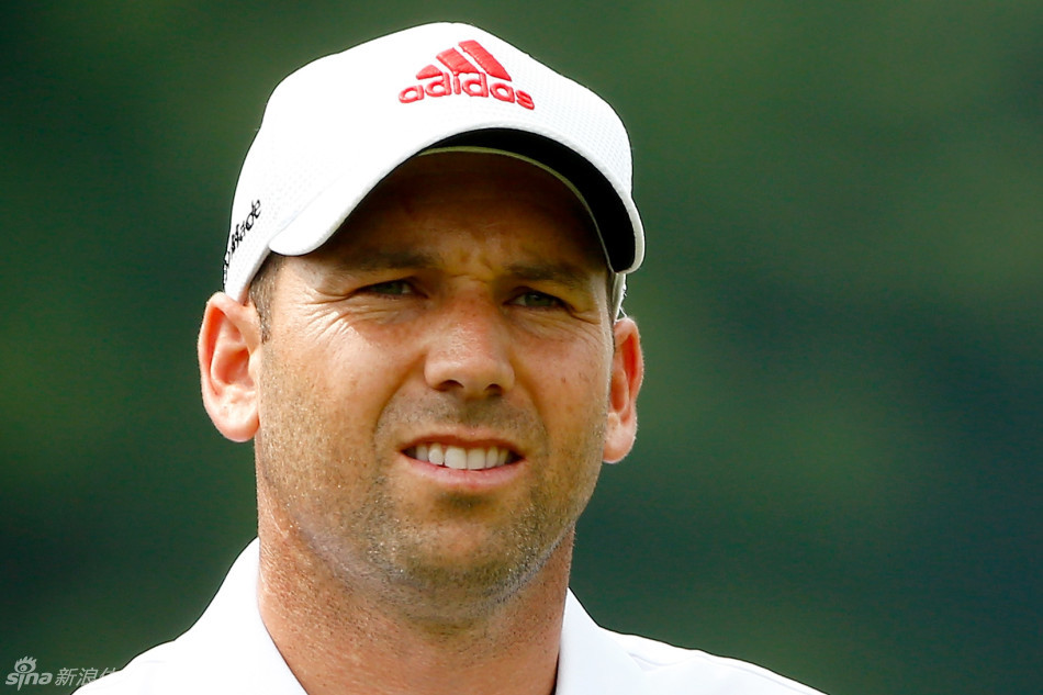 加西亚在领先三杆后，优雅地向全场观众脱帽致意，脸上却闪过一丝复杂的表情。