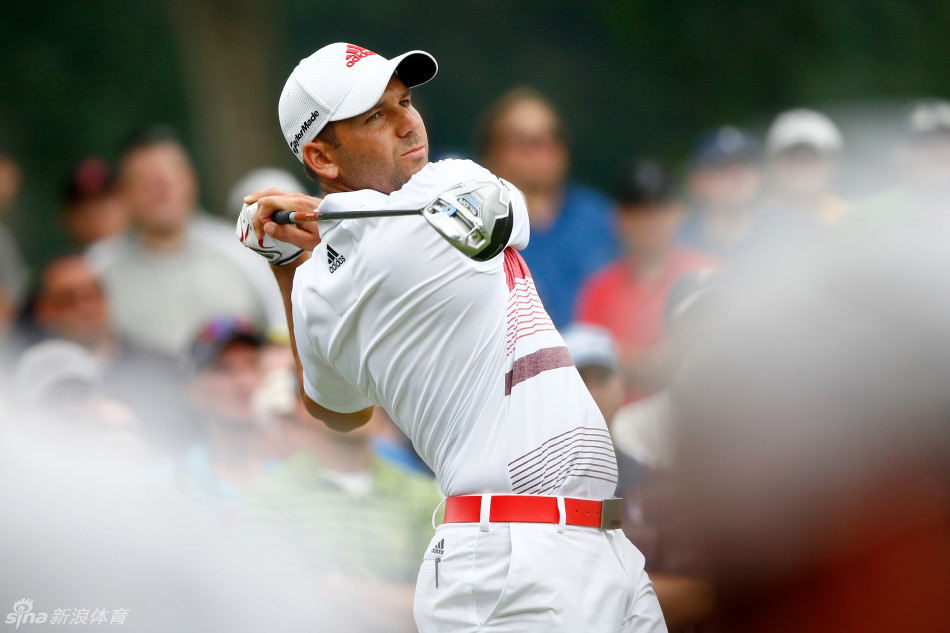 西班牙斗士加西亚完成一记标准的挥杆，身姿挺拔，目光坚定地追随着空中飞行的小球。