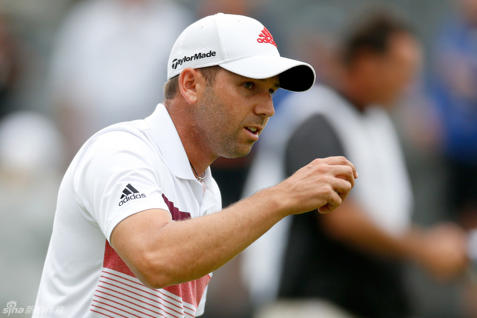 在果岭上，加西亚与长期合作的球童尼尔-华莱士低头认真研讨推杆线路，这是信任与合作的缩影。