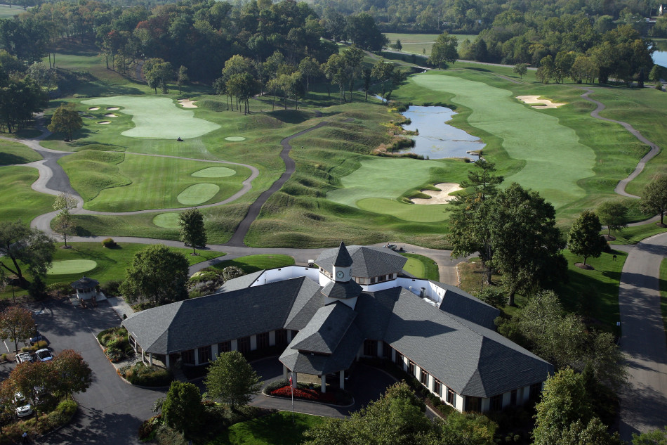 冠军老虎伍兹凝神静气,一记优雅而充满力量的铁杆挥击,白球划破长空直指旗杆。