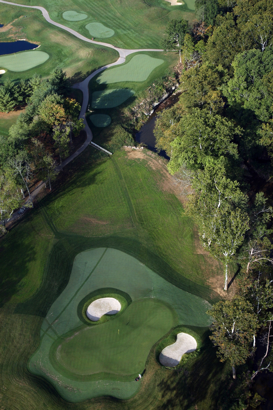 金色夕阳为获胜者与古老的沃纳梅克杯披上荣光,胜利的喜悦在暮色中永恒定格。