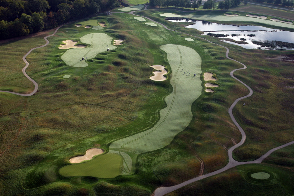 绿意盎然的球道在林木间蜿蜒伸展,宛如一条通往最终圣殿的翡翠之路,静谧而充满挑战。