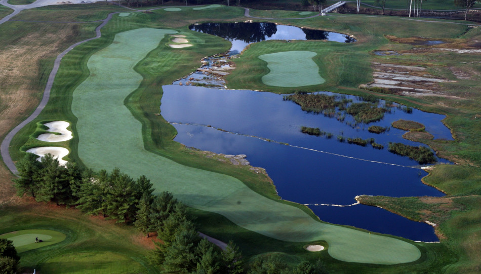 专业摄影师的长焦镜头如鹰眼般锁定球员,捕捉挥杆瞬间力与美完美结合的动态艺术。