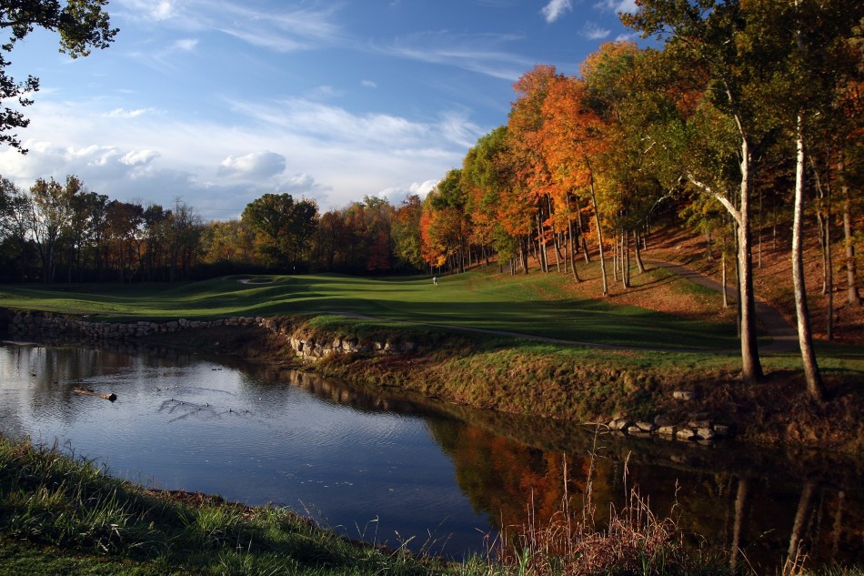 第18洞果岭旁,观众席座无虚席,形成一幅以人海为背景、以绿茵为舞台的壮观体育画卷。
