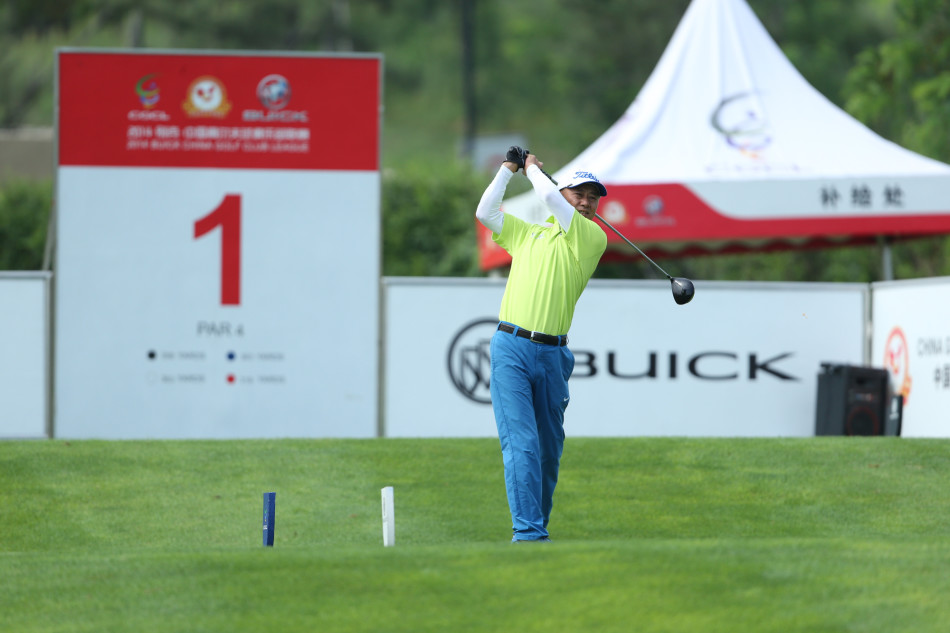 女球员在晨光中侧身站立，优雅调整握杆姿势，目光如炬望向球道远方