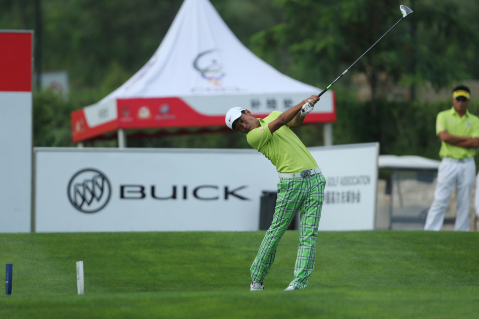 职业女选手全神贯注挥杆瞬间，身体扭转成完美角度，裙摆随风扬起