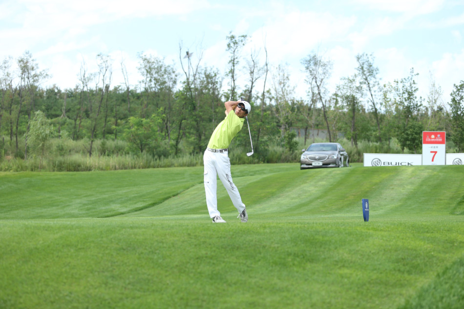 沙坑救球精彩瞬间，沙粒飞扬如金色薄雾，球员保持完美平衡