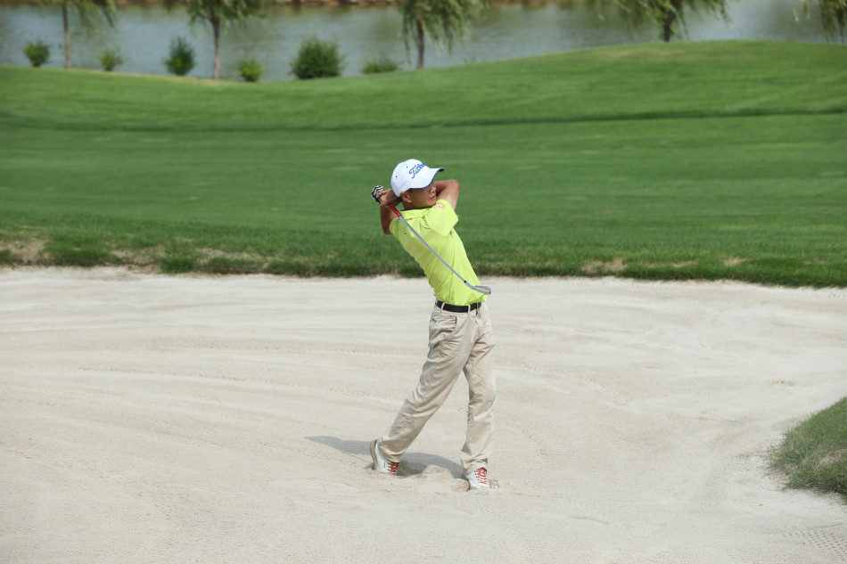 裁判与计分员专注记录比赛数据，手持平板电脑核对成绩