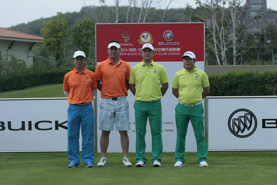 两位球员击掌庆祝，笑容灿烂如正午阳光，手套尚未摘下