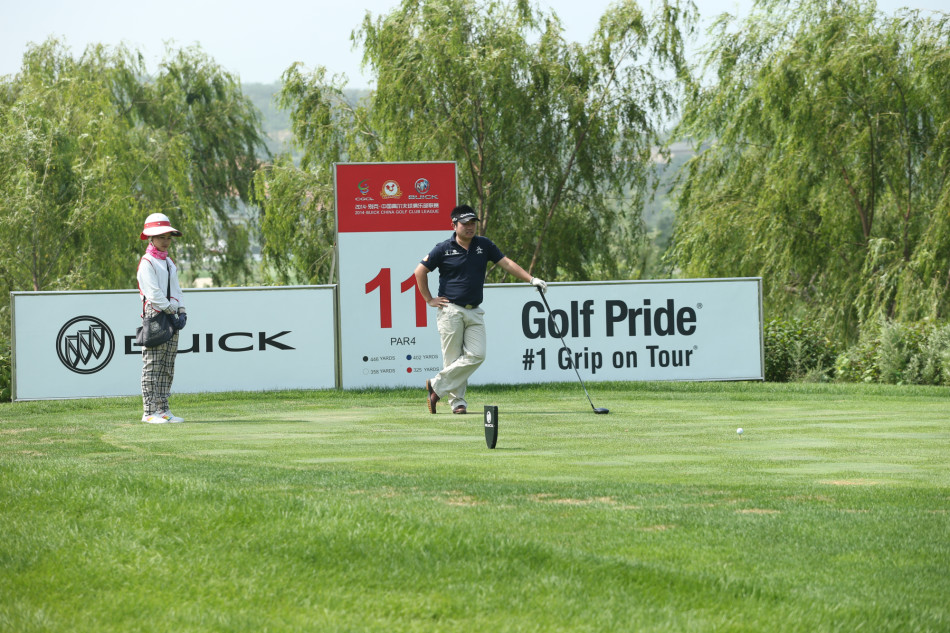 球员漫步于开阔的球道,远山如黛,构成一幅人与自然和谐的运动画卷。