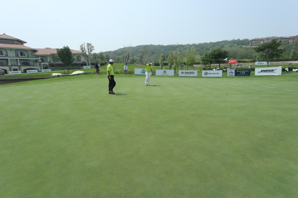 夕阳余晖洒在果岭,球员蹲下身仔细观察草纹与推杆线路,神情专注如雕刻。