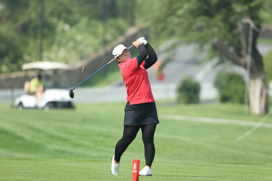 赛后球员友好握手致意,笑容中尽显体育精神与彼此间的尊重。