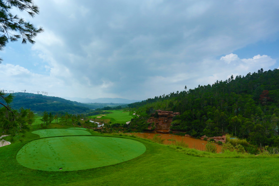 蜿蜒的木制桥廊穿越湿地，倒映着蓝天与远山的轮廓