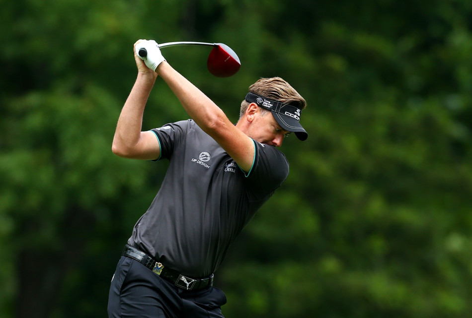 保尔特标志性的高抬手上杆动作定格在瓦尔哈拉的阳光下,专注的神情仿佛在与球对话。