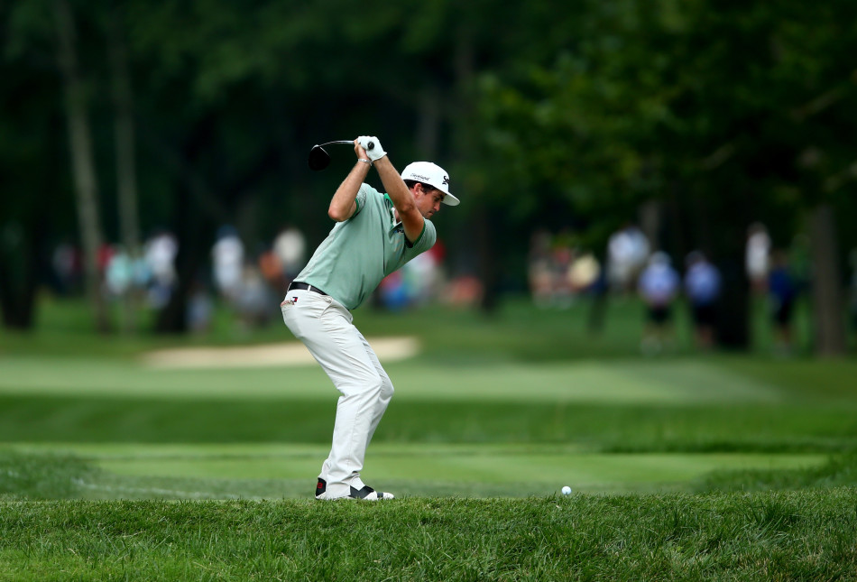 布拉德利在发球台上屏息凝神,全神贯注地锁定目标,肌肉线条展现出爆发前的瞬间宁静。