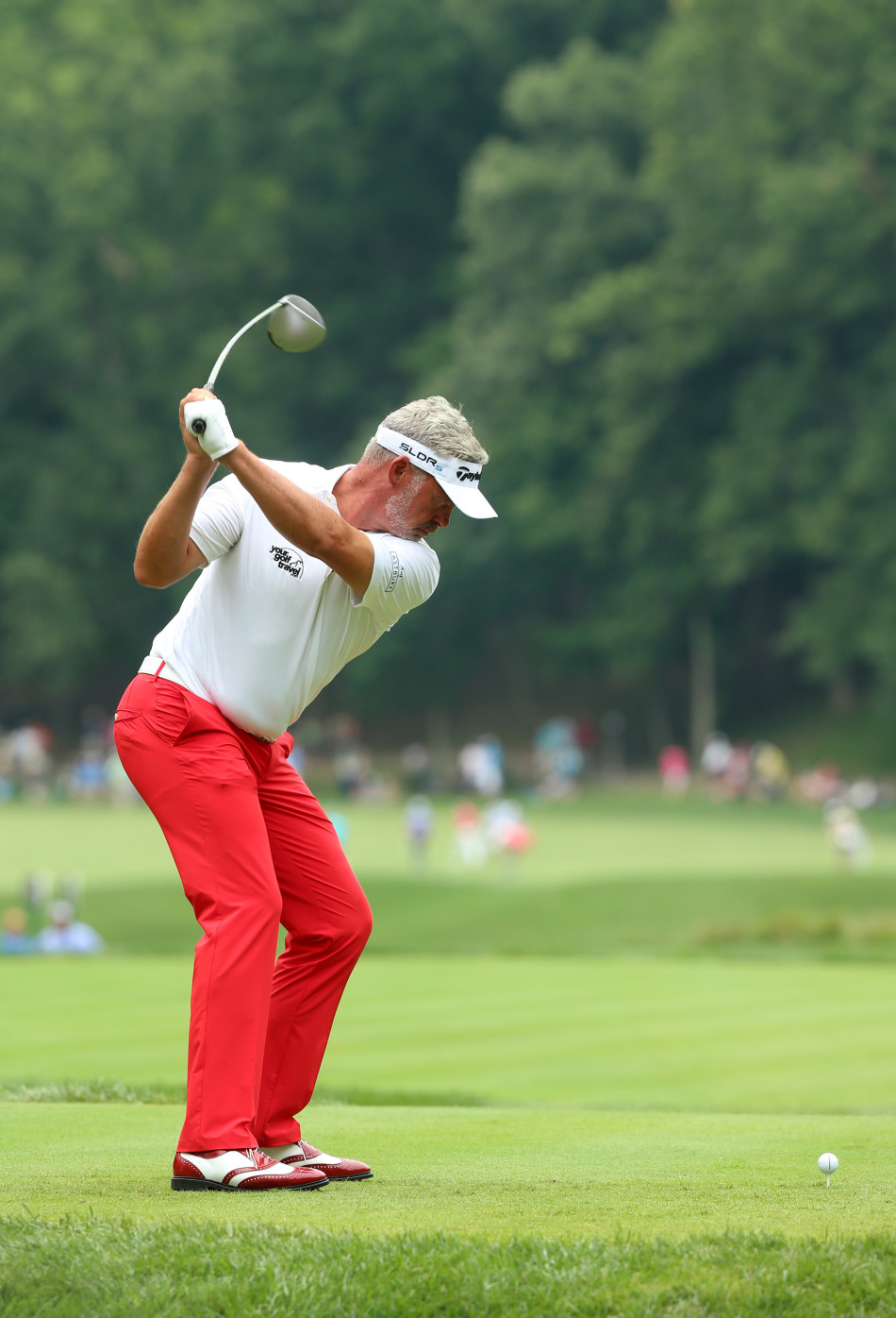 梁容银开球瞬间,身体完全扭转释放,球杆与手臂形成一条笔直的鞭打线。