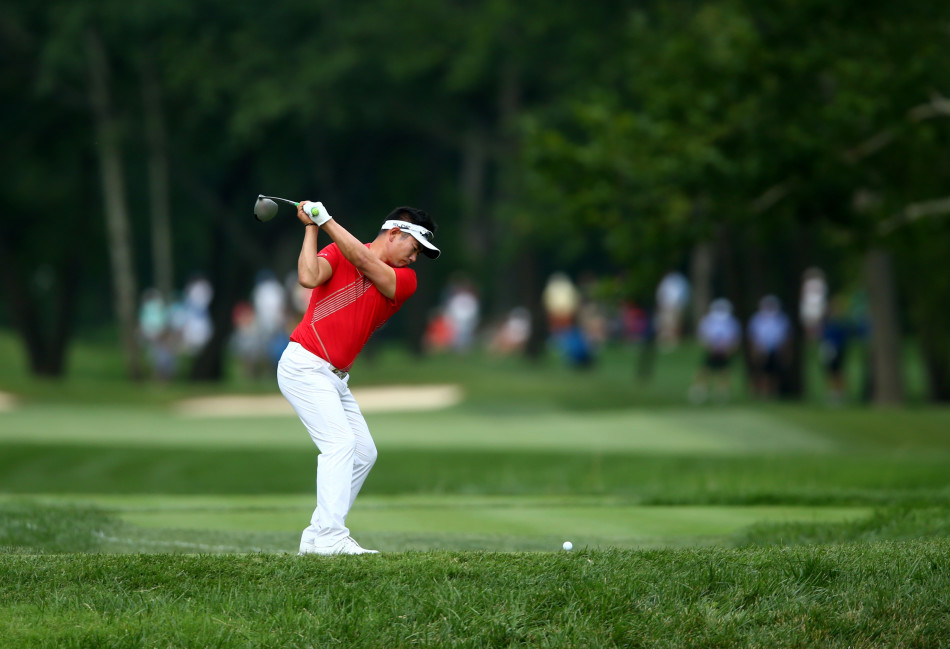 唐纳德在进攻果岭时冷静计算风阻与落点,展现出大师级别的球场策略思维。