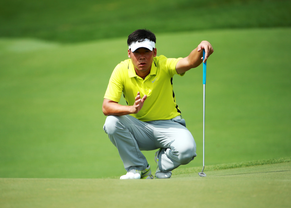 张新军正专注地进行推杆，眼神锐利地锁定果岭线路，手中的Method推杆即将击出关键一击。