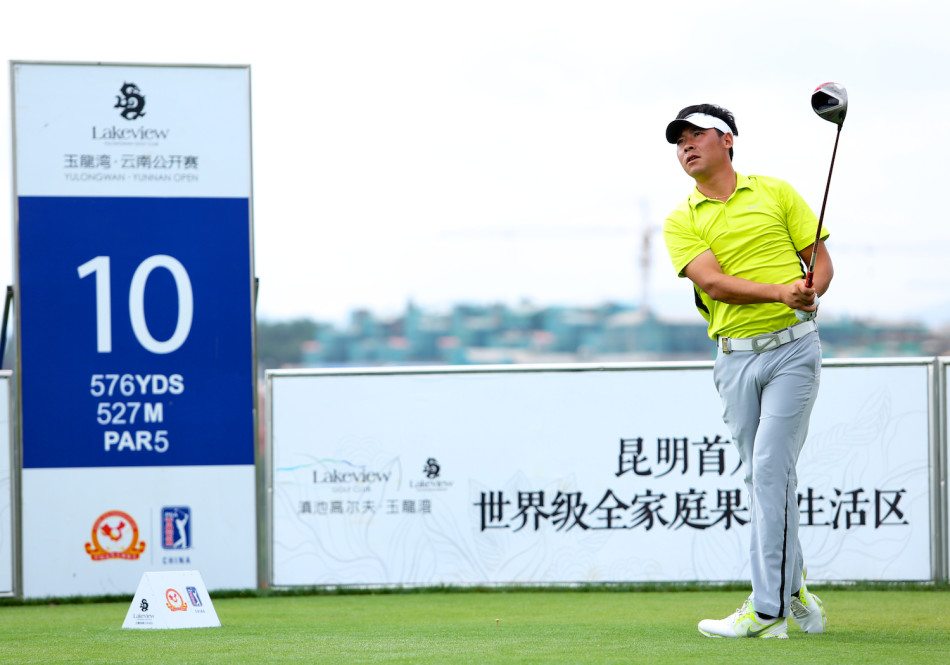 外籍球员安东尼姜正以流畅的动作用木杆开球，身体充分扭转，力量瞬间爆发。