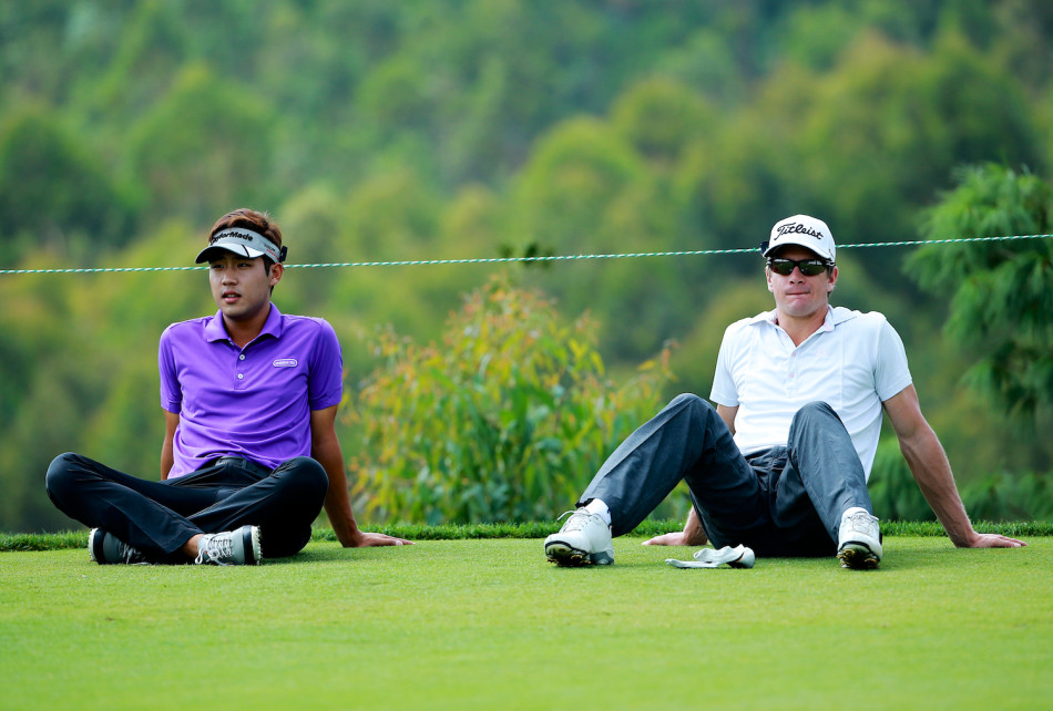 本土球员陈建在比赛中挥杆，动作标准而有力，展现了国内职业球员的扎实功底。