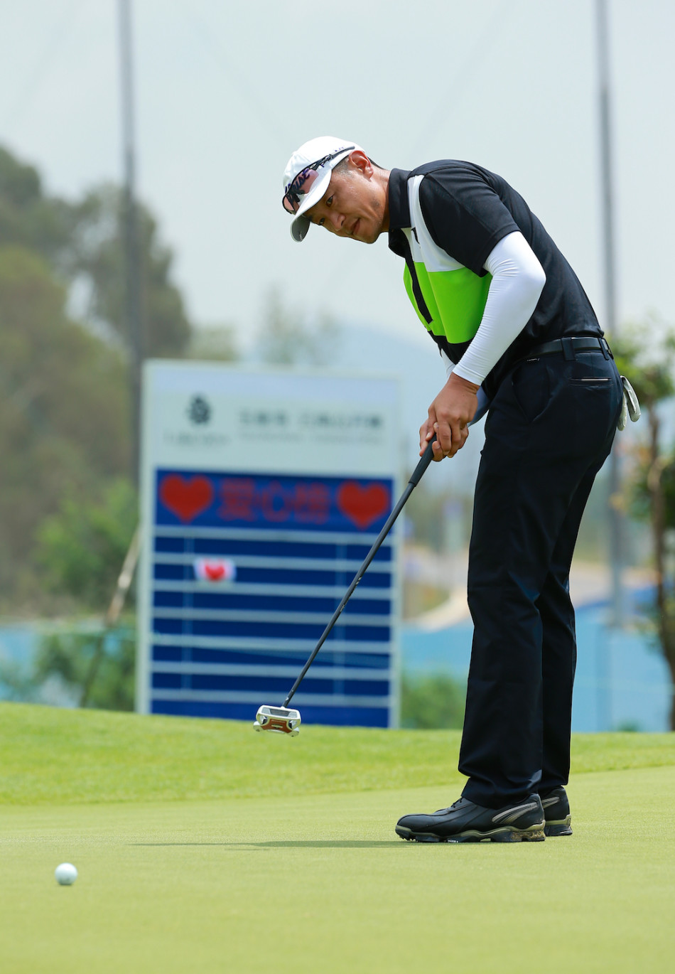 著名大炮手袁浩全力开球，充分展现其标志性的超远距离击球风格，充满力量感。