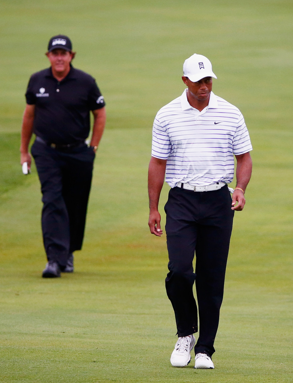 伍兹在球道上准备进攻果岭，他双手扶膝，目光如炬地锁定远方的旗杆，仿佛在脑海中预演球的飞行轨迹。