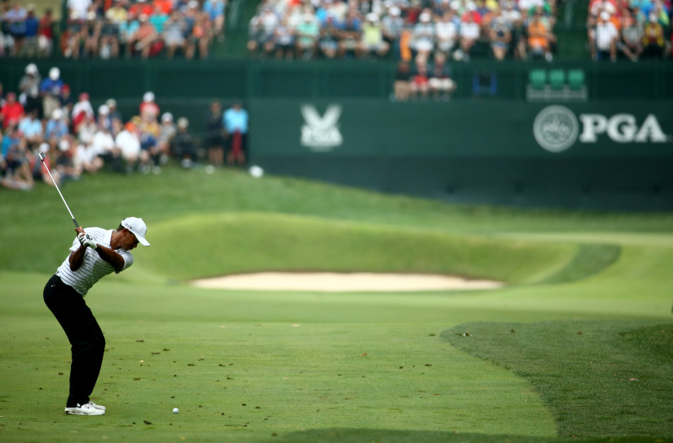 伍兹在完成一记艰难的沙坑救球后收杆，身体姿态依然保持着完美的平衡与控制。