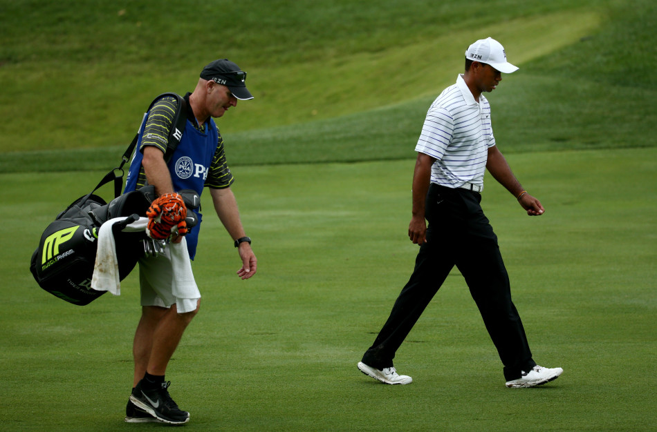 伍兹与老米在果岭上并肩前行，两人表情平静，夕阳为这对传奇对手的身影镀上了一层金色。