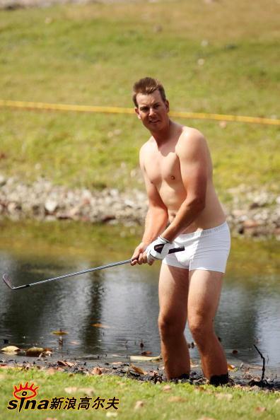 成功救球后，斯滕森的双腿沾满了厚重的淤泥，他站在草地上，仿佛刚刚完成一场与自然的搏斗。