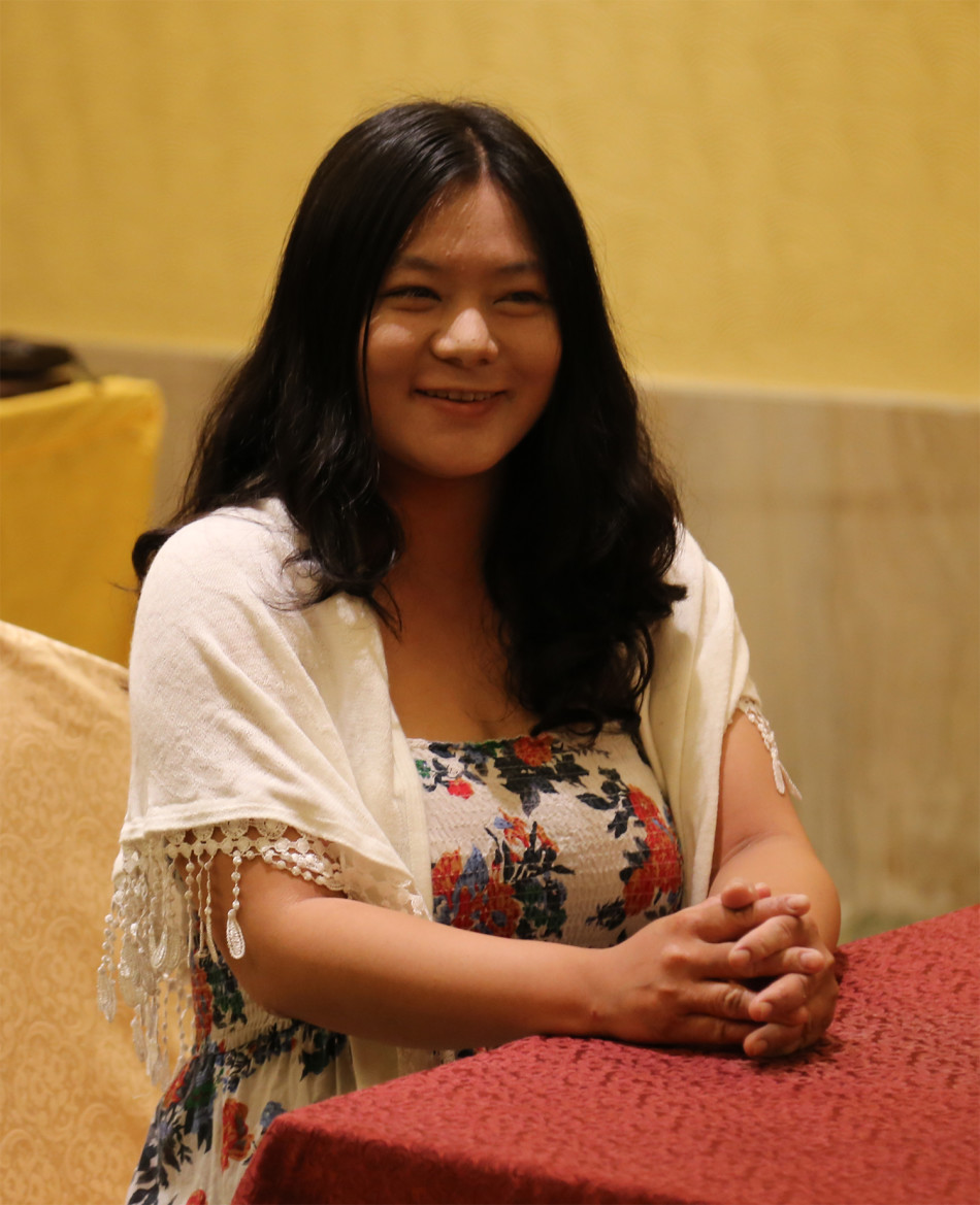 现场全景捕捉，舞台灯光璀璨，佳丽与评委身影交错，构成一幅充满张力与智慧活力的生动画面。