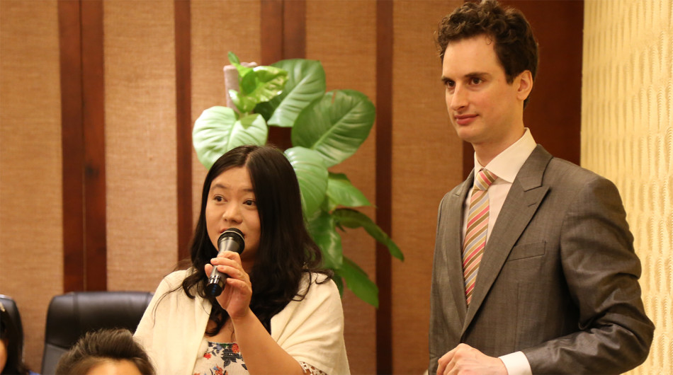 问答环节的轻松一刻，两位佳丽相视而笑，眼神中流露出惺惺相惜的默契，画面充满了温馨与友谊的感染力。