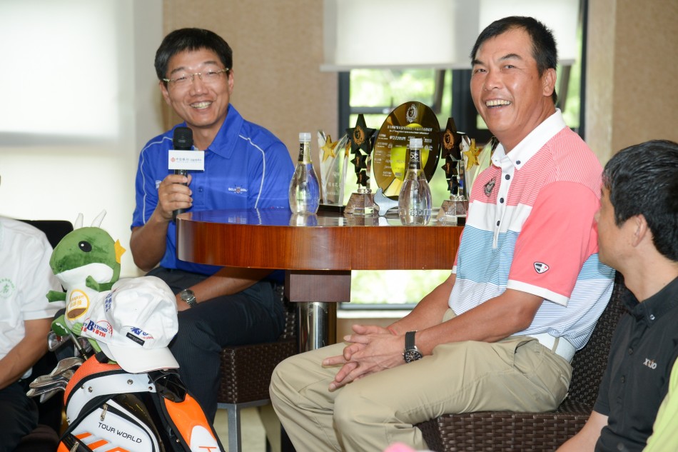 张连伟与中信银行代表王宁桥先生亲切握手，象征着赛事与赞助商之间长达八年的坚实合作与深厚情谊