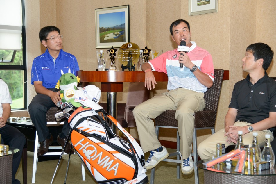 张连伟先生正在媒体面前发言，神情专注而充满热情，阐述着他对青少年高尔夫发展的理念与期待