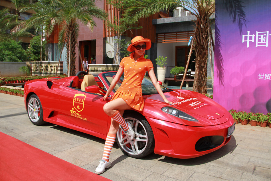 黄慧在签到板前转身微笑，手中签名笔刚落下最后一划，她眼中闪烁着自信光芒，简约服饰衬托出知性美感