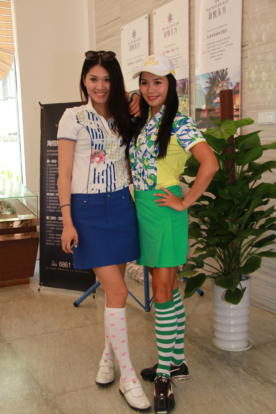 胡雯天身着闪亮短裙摆出专业模特姿势，她单手叉腰眼神撩人，背景灯光如星雨般洒落营造出梦幻舞台效果