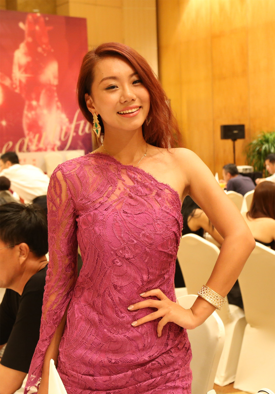 李俊与李琪并肩而立相视而笑，自然亲密的互动充满默契，背景虚化的霓虹灯光营造出梦幻氛围