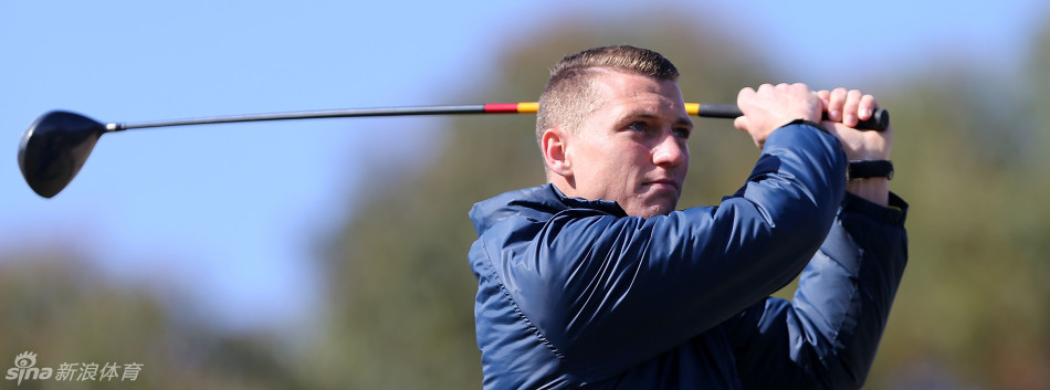 杜克在全神贯注中挥杆开球，身体的扭转与力量的爆发在此刻完美定格。