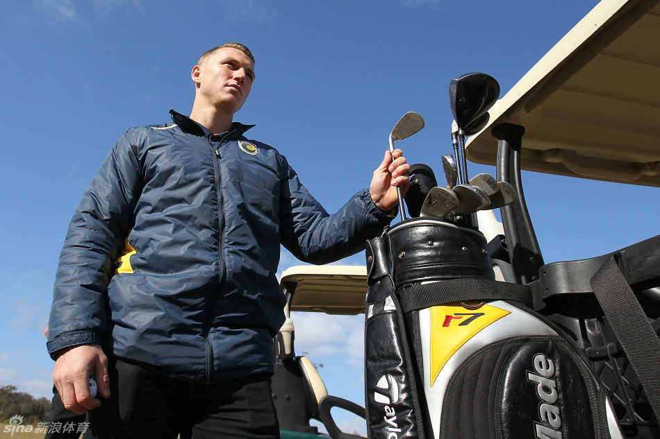杜克在赛场上向观众展示他精心准备的球包，每一支球杆都承载着战术与信心。