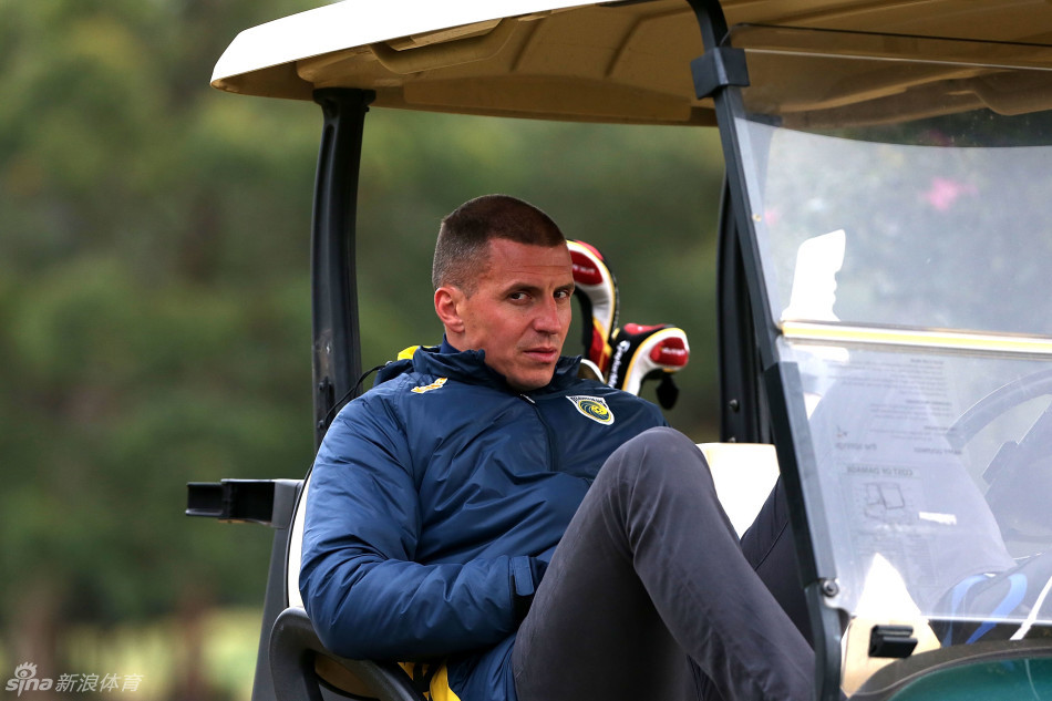 博斯纳击球瞬间，全身力量完美协调爆发，白色小球即将如流星般飞向天际。