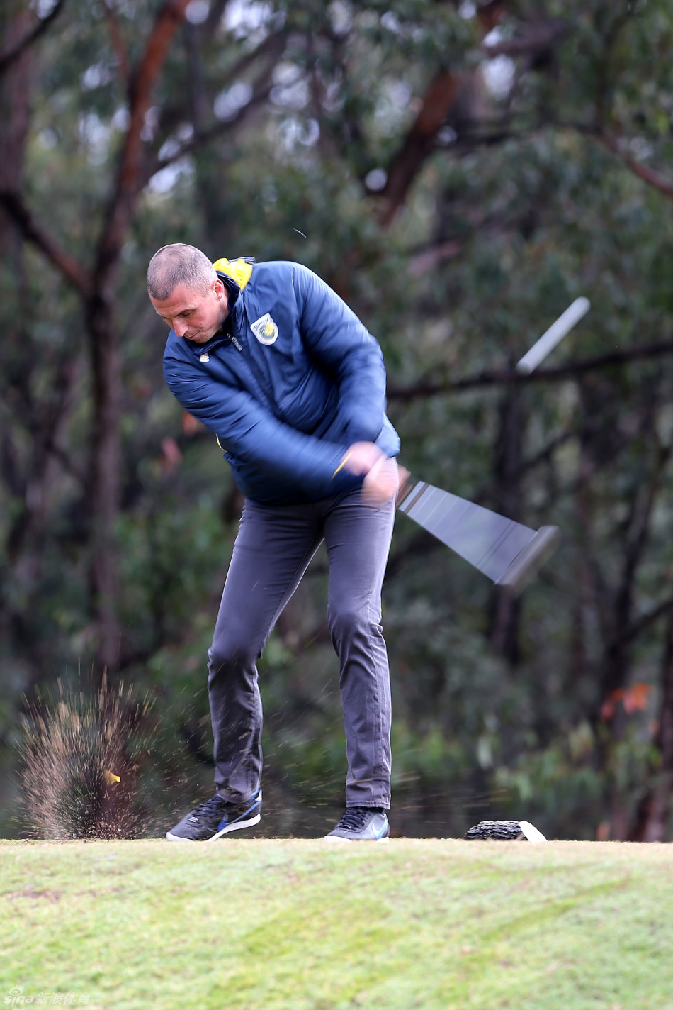 哈钦森在绿茵场上耐心等待击球，身影沉静如思考者。
