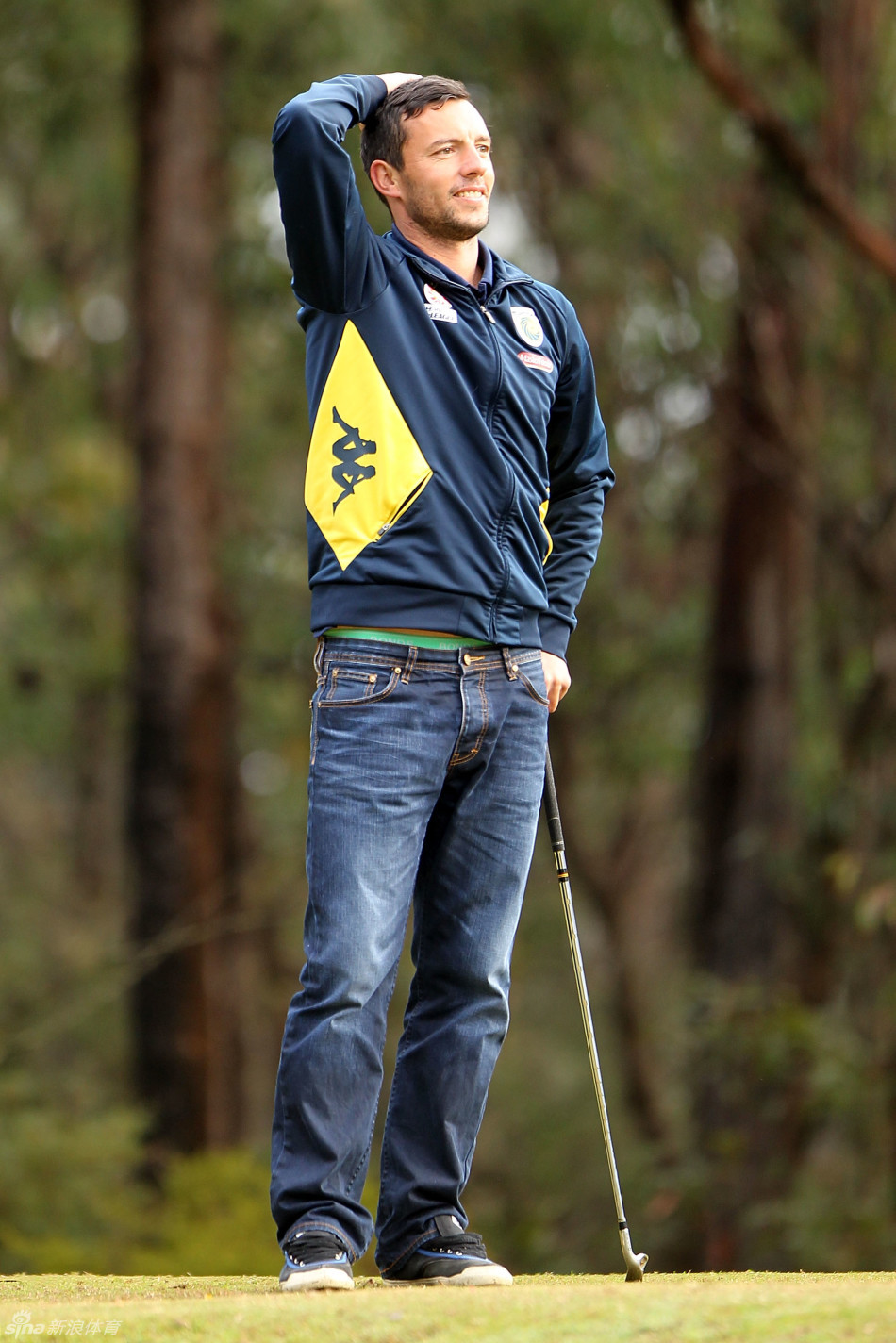 罗克思面对镜头自信地竖起拇指，灿烂笑容洋溢着对比赛的无尽享受与乐观态度。