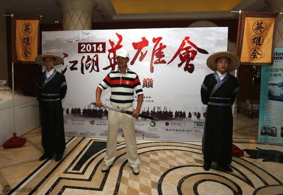 选手张剑虹在果岭边凝神观察，评估推击线路，神情专注如棋手对弈。