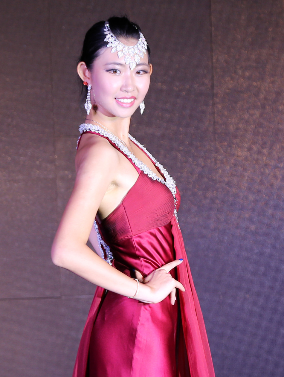 模特胡雯天绽放俏皮可爱的甜美笑容,灵动的眼神充满感染力。