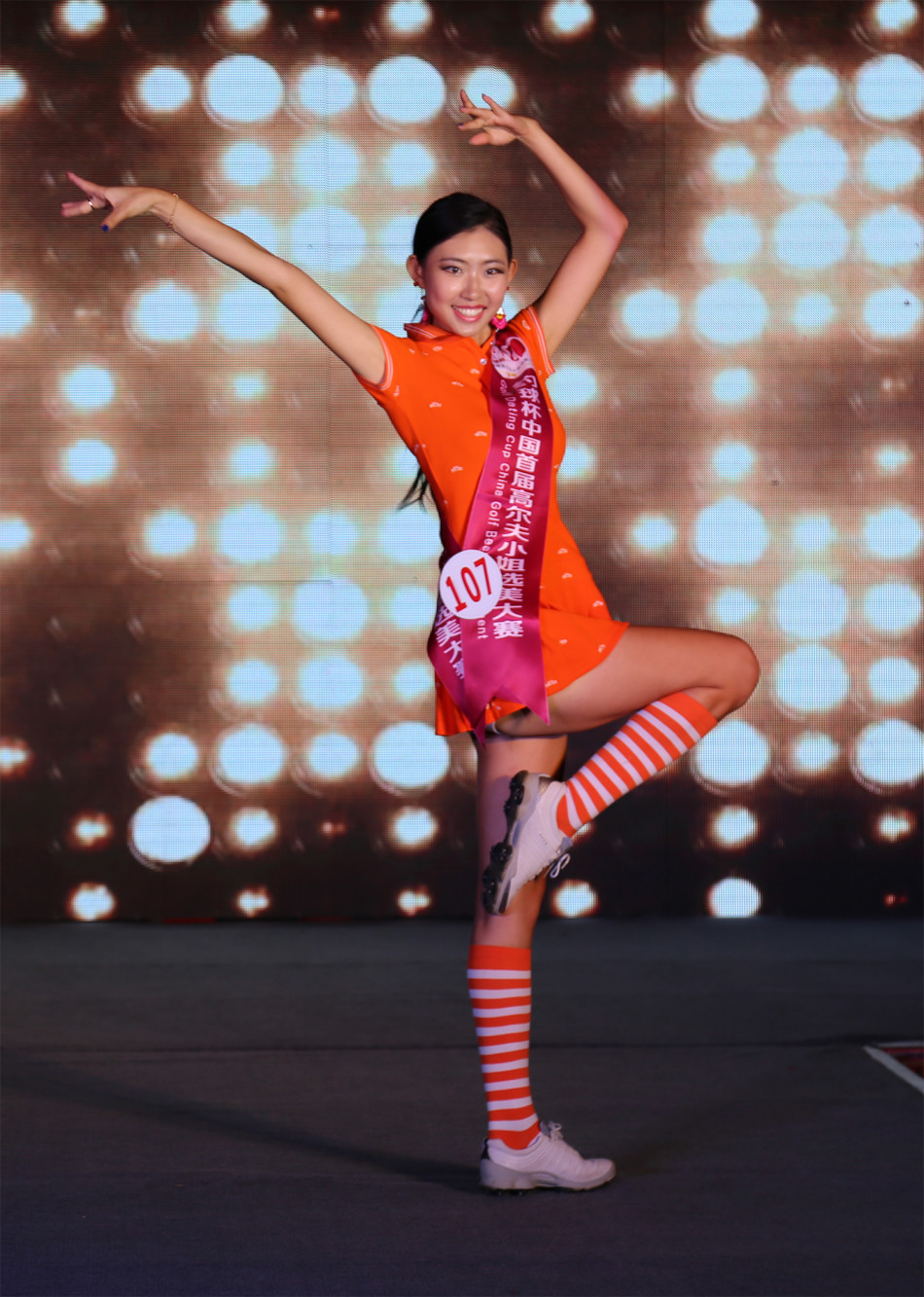 李琪侧身而立展现身体曲线,造型性感迷人充满张力。