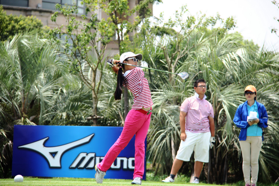 B组和C组的获奖小选手们并肩站立，脸上洋溢着纯真而自豪的笑容，他们手捧奖杯，身后是见证他们荣耀的绿茵赛场。