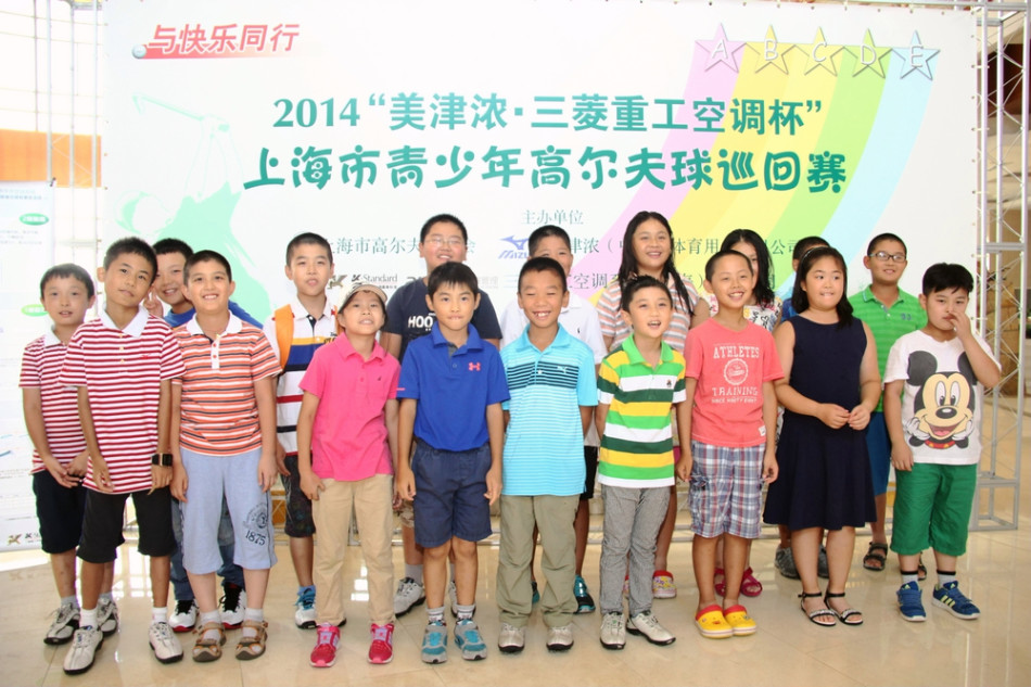 清晨的练习果岭上已是一片热闹景象，小选手们神情专注，反复练习着推杆动作，为即将开始的比赛做最后热身。