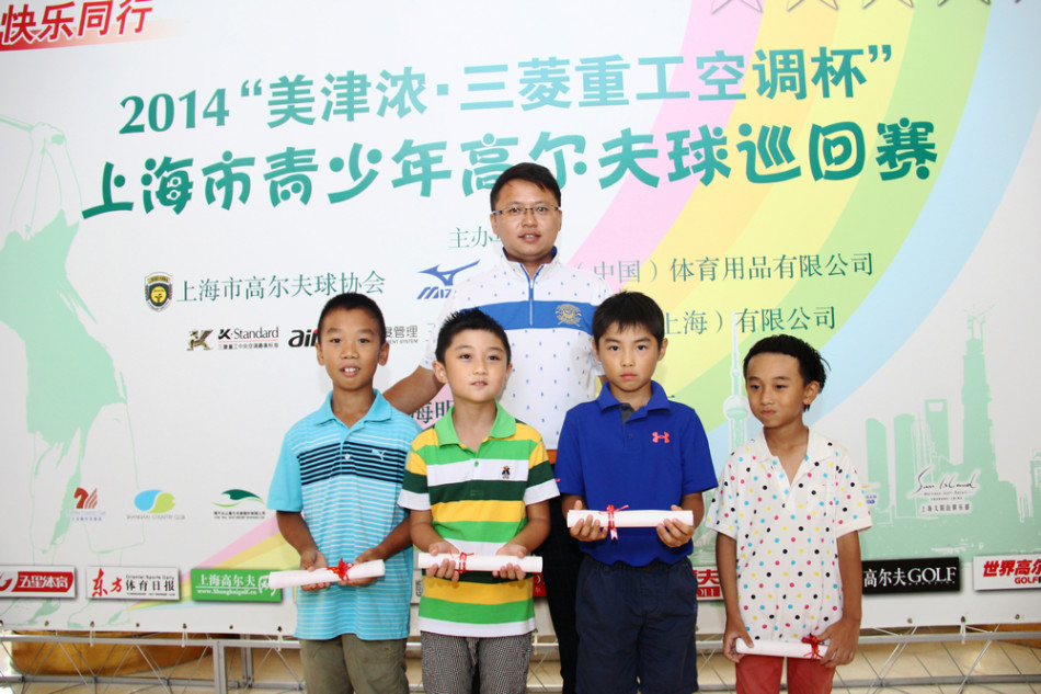 隆重的颁奖典礼现场，冠军小选手被簇拥在舞台中央，他高高举起闪亮的奖杯，台下是无数为他欢呼的观众与伙伴。